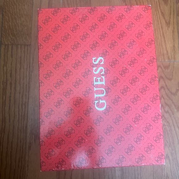 Guess Laidea medium brown leather 6.5 in great condition the box does have wear - Picture 3 of 9